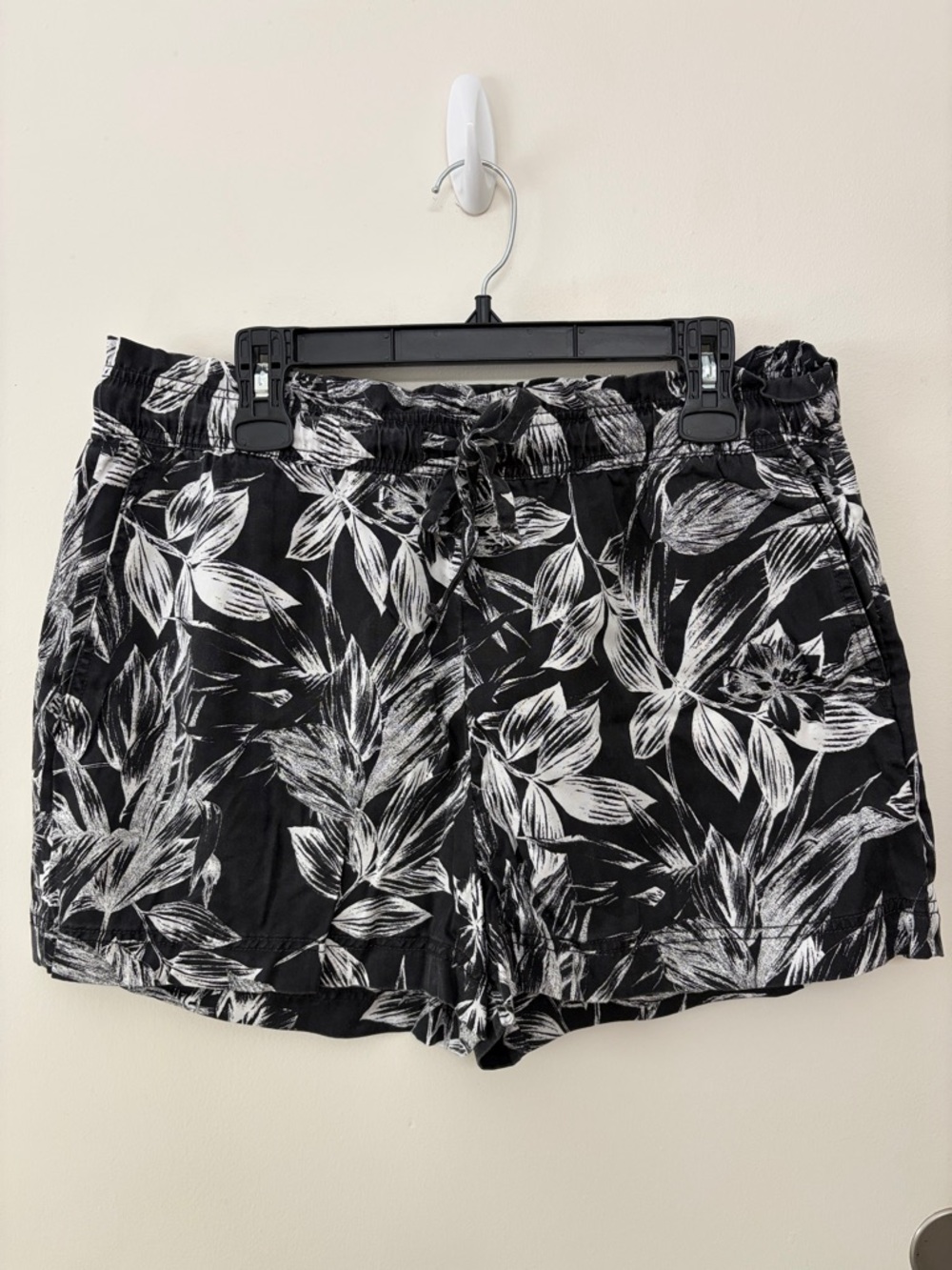 C&C California Black & White Tropical Print Women’s Shorts